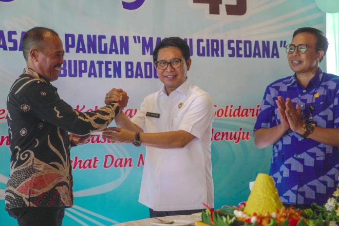 Sekda Adi Arnawa saat menghadiri Hut ke 43 Perusahaan Daerah Pasar dan Pangan Mangu Giri Sedana, bertempat di Warung Tegan Jalan Raya Kapal, Mengwi, Rabu (24/4).