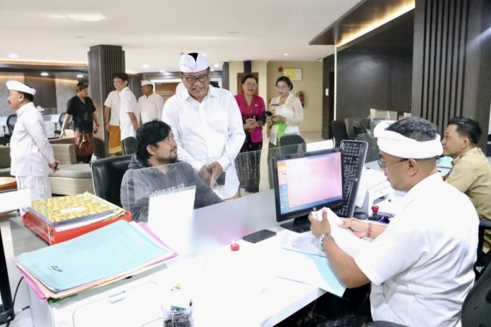 Sekda Kota Denpasar, Ida Bagus Alit Wiradana saat melaksanakan monitoring atau peninjauan pelaksanaan Pelayanan Publik di Mal Pelayanan Publik (MPP) Sewakadarma Kota Denpasar pada Senin 8 April 2024.
