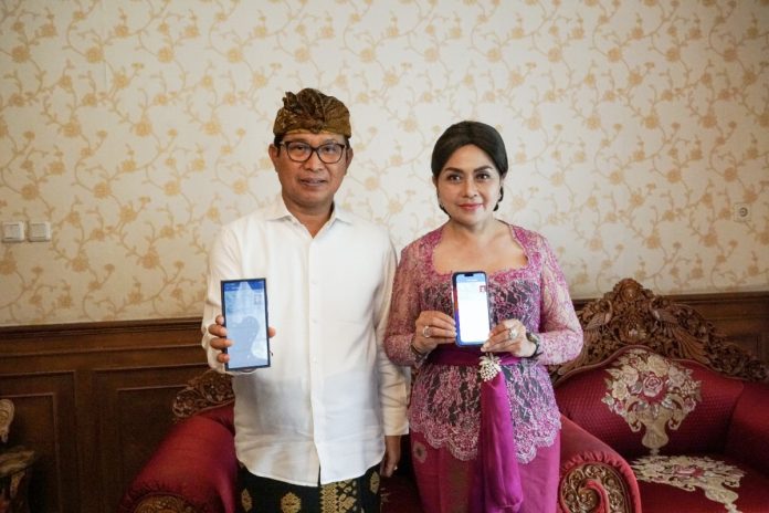 Sekda Wayan Adi Arnawa dan Nyonya Rasniathi Adi Arnawa melakukan instalasi Aplikasi Identitas Kependudukan Digital (IKD) melalui perangkat smartphone di Rumah Jabatan Sekda Badung, Rabu 3 April 2024.