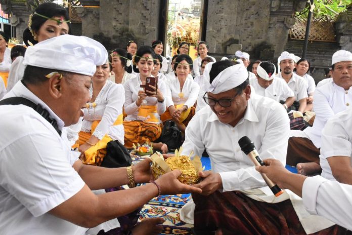 Sekretaris Daerah (Sekda) Kota Denpasar, Ida Bagus Alit Wiradana, turut menghadiri acara Pujawali di Pura Swagina Taman Sari