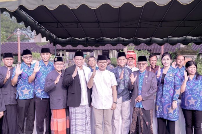 Sekda Adi Arnawa saat menghadiri pelaksanaan Sholat Idul Fitri di Lapangan Puspem Badung, Rabu (10/4).