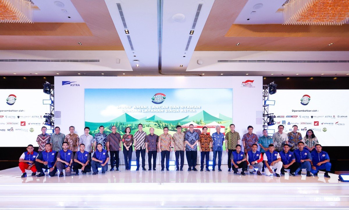 Presiden Direktur Astra Djony Bunarto Tjondro (tengah) beserta Direksi Astra dan Eksekutif Grup Astra selesai memberikan penyematan simbolis Pos Siaga Astra kepada mekanik – mekanik yang bertugas di Pos Siaga Astra dalam kegiatan Kick Off Astra Siaga Lebaran 2024 yang digelar di Catur Dharma Hall, Menara Astra, Jakarta, pada hari ini 1 April 2024.