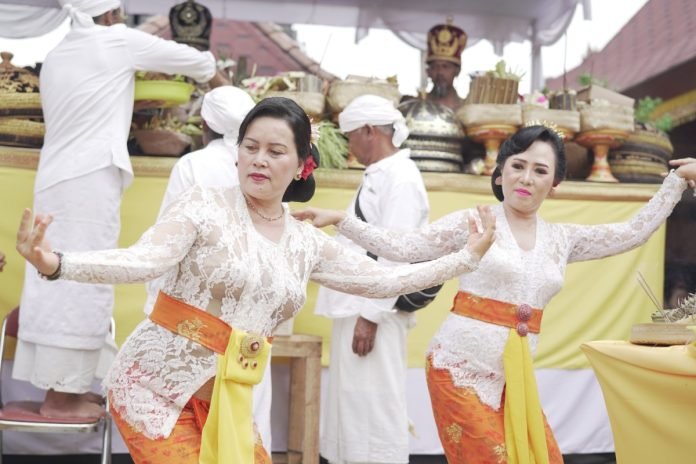 TP. PKK Badung yang dipimpin Nyonya Seniasih Giri Prasta ngayah Tari Rejang Giri Putri saat upacara melaspas dan ngenteg linggih di Pura Sanatanagama, Universitas Gadjah Mada (UGM), Yogyakarta, Selasa 23 April 2024.