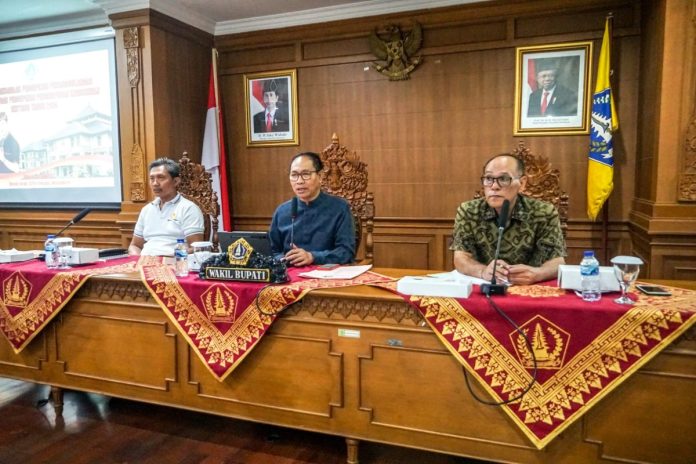 Wabup Badung I Ketut Suiasa memimpin Rapat Koordinasi Tim Koordinasi Penanggulangan Kemiskinan Kabupaten Badung tahun 2024 di Ruang Kriya Gosana, Puspem Badung, Jumat 19 April 2024