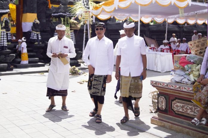 Wabup Ketut Suiasa menghadiri upacara Pujawali Sanggah Pamerajan Dadia Sira Arya Gajah Para Lingkungan Ancak Desa Adat Kampial, Kelurahan Benoa, Kecamatan Kuta Selatan Badung, Rabu 17 April 2024