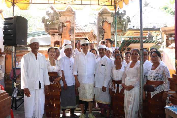 Wabup Suiasa saat menghadiri Karya Pemelaspasan Balai Gong, Pewaregan dan Bale Gedong di Pura Panti Tangkas Kori Agung, Banjar Pempatan Desa Munggu, Kecamatan Mengwi, Sabtu (12/4).