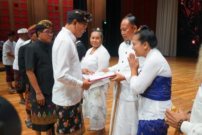 Wakil Bupati Badung I Ketut Suiasa saat menghadiri Parikrama Dharma Santi Hari Raya Nyepi Tahun Saka 1946 di Gedung Balai Budaya Giri Nata Mandala, Puspem Badung, Rabu 17 April 2024