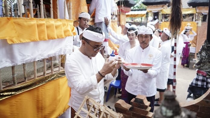 Walikota Jaya Negara Hadiri Upacara Karya Melaspas di Pura Puseh Dadia