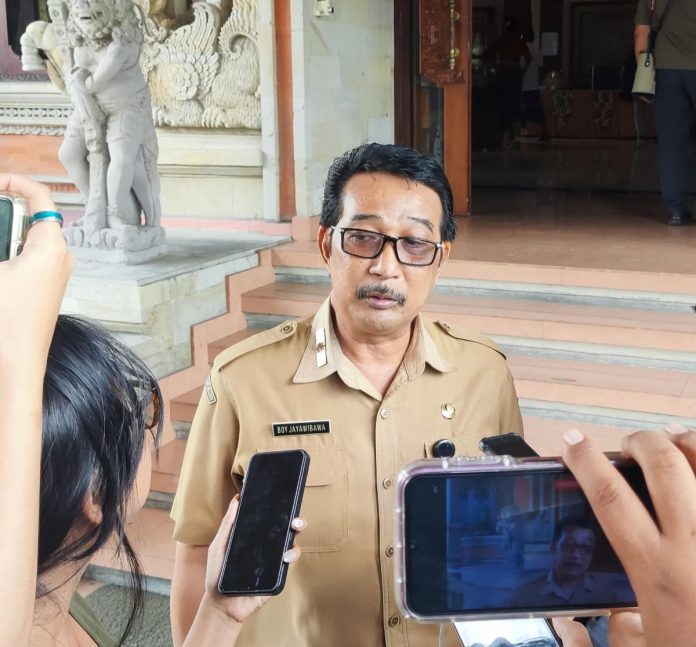 Kepala Dinas Pendidikan, Kepemudaan dan Olahraga (Disdikpora) Provinsi Bali Drs. IKN Boy Jayawibawa, M.Si saat diwawancara pada Senin 1 April 2024.