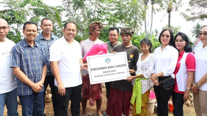 Penjabat (Pj) Gubernur Bali S.M Mahendra Jaya beserta Ketua TP. PKK Provinsi Bali Ny. drg Ida Mahendra Jaya telah melaksanakan peletakan batu pertama dalam program bantuan bedah rumah 