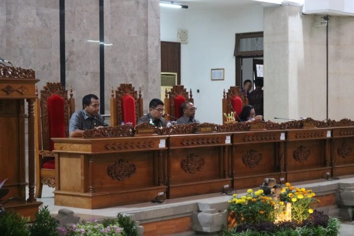 Suasana rapat yang berlangsung di Ruang Rapat Utama Gedung Dewan Buleleng.