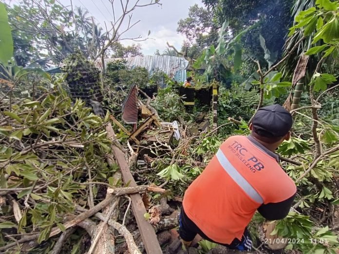 Tim reaksi cepat (TRC) regu II BPBD Kabupaten Buleleng saat melakukan penanganan di lokasi kejadian. Tim reaksi cepat (TRC) regu II BPBD Kabupaten Buleleng saat melakukan penanganan di lokasi kejadian.