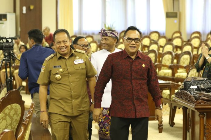 Ketua DPRD Bali Nyoman Adi Wiryatama bersama Penjabat (PJ) Gubernur Bali S.M. Made Mahendra Jaya.