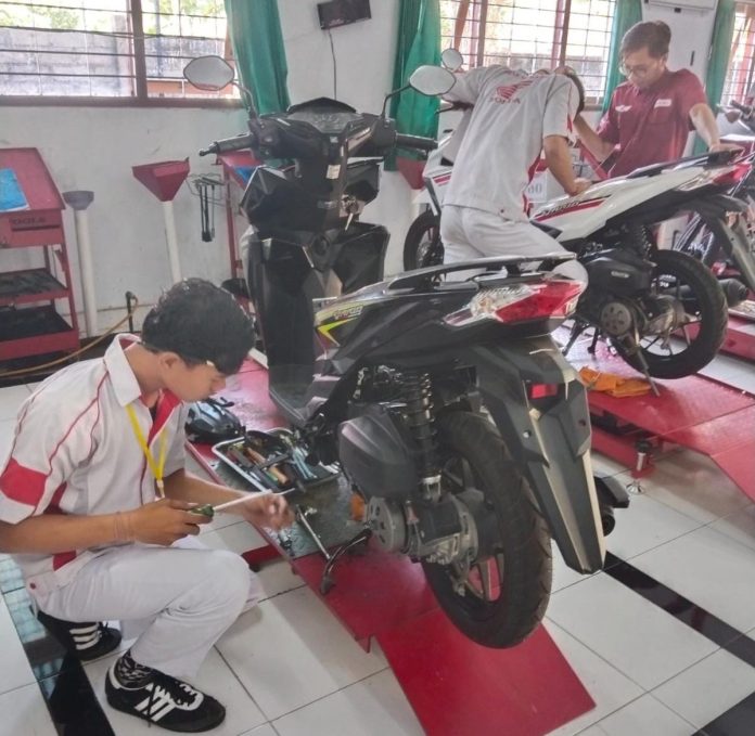 68 Siswa SMK Negeri 3 Singaraja Ikuti Uji Kompetensi Keahlian Bersama Astra Motor Bali