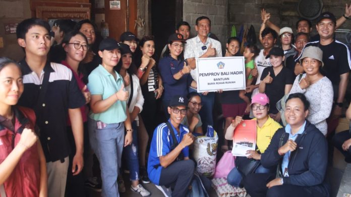 Gerakan 'Pemprov Bali Hadir', Sekwan Gede Indra Serahkan Bantuan Rehab Rumah di Buleleng