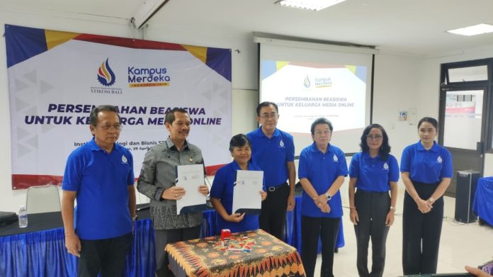 Rektor ITB STIKOM Bali saat tandatangani Perjanjian kerjasama dengan media online