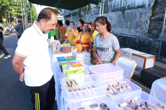 Pj Bupati Jendrika Tinjau Pasar Murah Jelang Hari Raya Idul Fitri