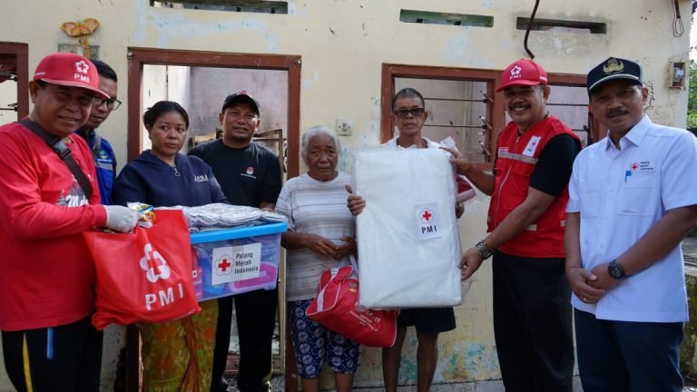 Pj Bupati Jendrika Salurkan Bantuan kepada Korban Kebakaran di Desa Tusan