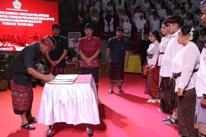 Pelantikan 823 PPPK Formasi 2023, Pj Bupati Buleleng Tekankan Etika Birokrasi