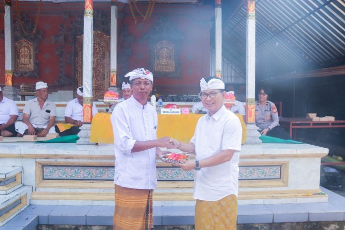 Sekda Wayan Adi Arnawa menghadiri Karya Atma Wedana Kinembulan, Nyekah Massal Banjar Kedampal, Desa Abiansemal Dauh Yeh Cani, Kecamatan Abiansemal, Rabu (8/5).