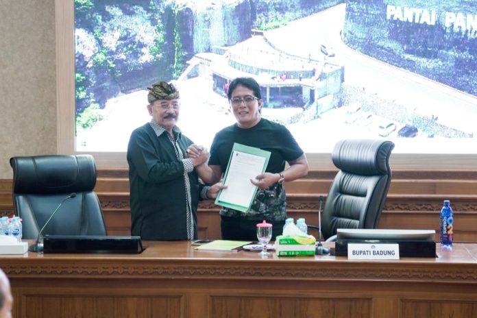 Bupati Badung I Nyoman Giri Prasta menerima audiensi Wabup Karangasem I Wayan Artha Dipa bersama krama karangasem di Ruang Pertemuan Rumah Jabatan Bupati, Puspem Badung, Rabu, (1/5).