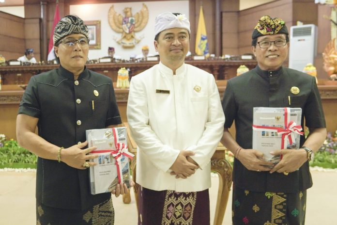 Bupati Nyoman Giri Prasta saat hadir dalam Rapat Paripurna Ke-9 DPRD Provinsi Bali sekaligus menerima opini WTP untuk Pemkab Badung di Ruang Sidang Utama Gedung DPRD Provinsi Bali, Rabu (22/5).