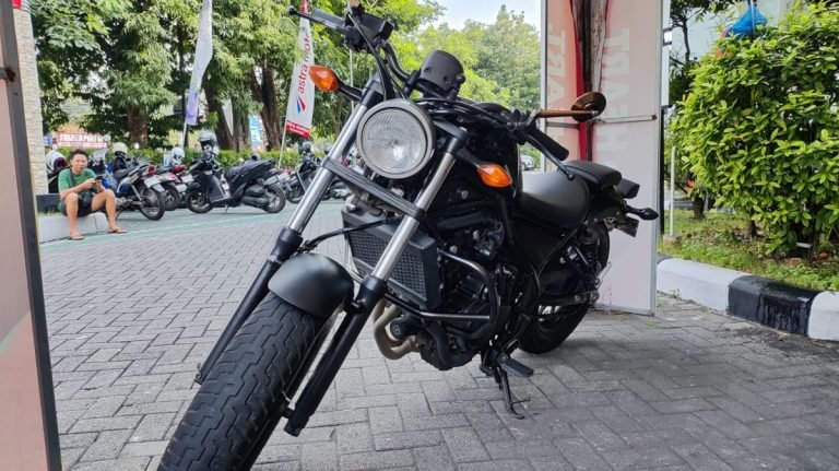 Bagi para pengguna sepeda motor, khususnya yang menggunakan motor gede (moge) di atas 250 cc, mencari lokasi parkir yang nyaman menjadi prioritas.