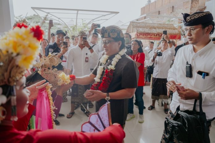 Bupati Giri Prasta menyerahkan Hibah untuk Kota Denpasar di Gedung Dharma Negara Alaya, Lumintang Denpasar, Senin 6 Mei 2024.