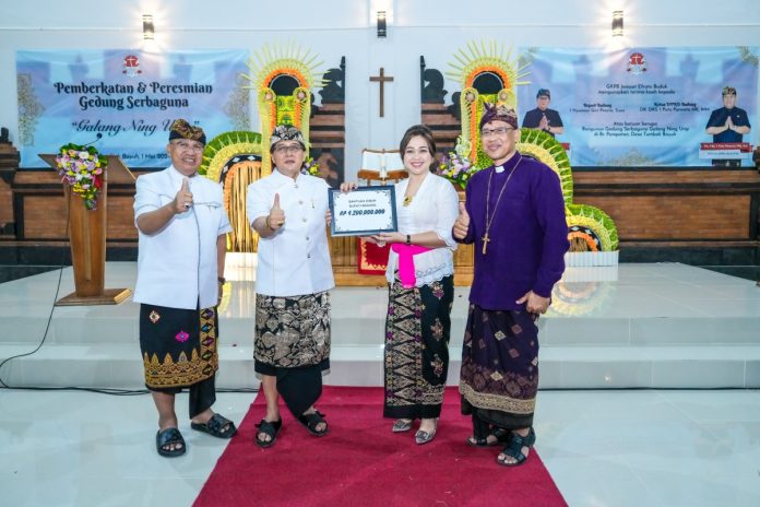 Bupati Giri Prasta saat meresmikan Gedung Serbaguna Galang Ning Urip Banjar Pempatan, Desa Tumbak Bayuh, Kecamatan Mengwi, Rabu 1 Mei 2024.