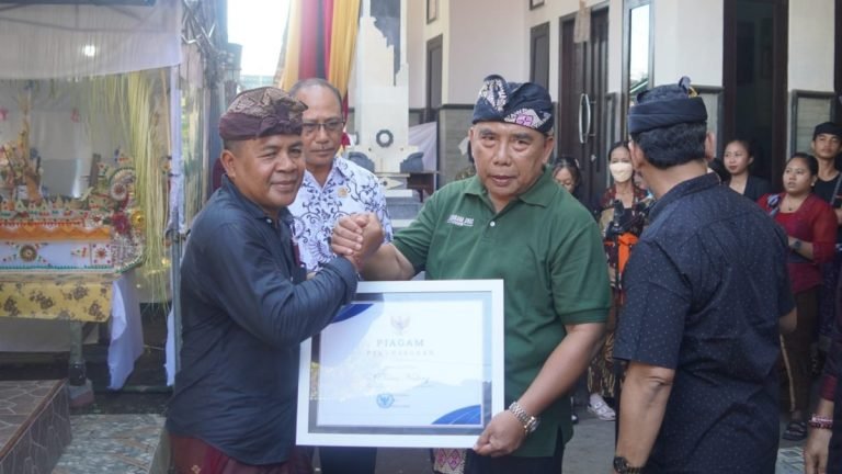 Bupati Jembrana Beri Penghormatan Khusus kepada Tokoh Pendidikan Hindu I Ketut Nedeng
