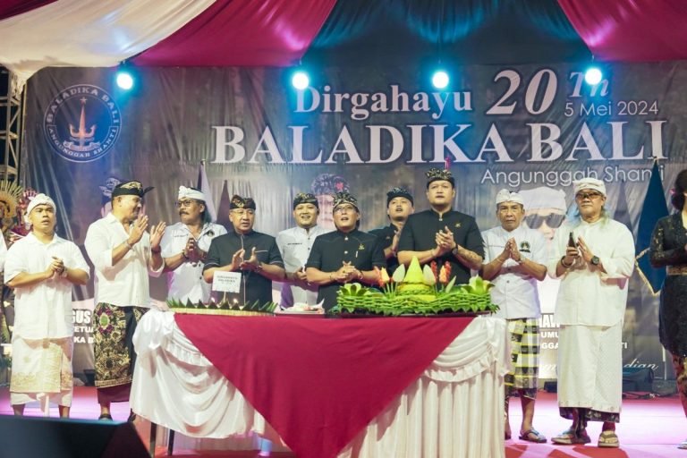 Bupati Nyoman Giri Prasta yang juga selaku Ketua Dewan Pengawas Aliansi Angunggah Bali Shanti menghadiri acara HUT Ke-20 Keluarga Suka Duka Baladika Bali di Objek Wisata Alas Pala Sangeh, Minggu 5 Mei 2024.