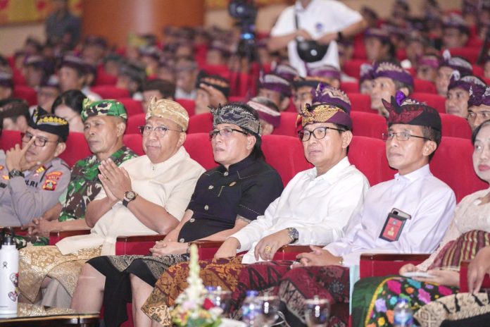 Bupati Badung I Nyoman Giri Prasta menghadiri Rapat Koordinasi, Revitalisasi, Tugas Pokok dan Fungsi Penyelenggara Adat dan Subak se-Kabupaten Badung di Balai Budaya Giri Nata Mandala, Puspem Badung, Sabtu (18/5).