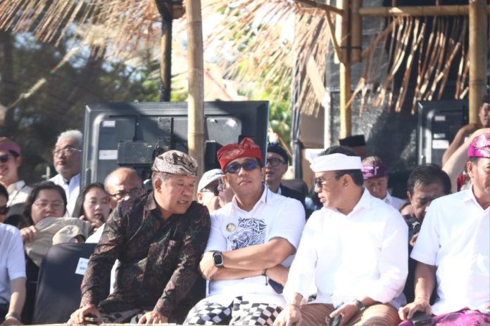 Bupati Tabanan Dr. I Komang Gede Sanjaya, S.E., M.M, bersama Bupati Bangli dan Walikota Denpasar saat hadiri upacara segara kerthi di Bali Turtle Island Development Serangan