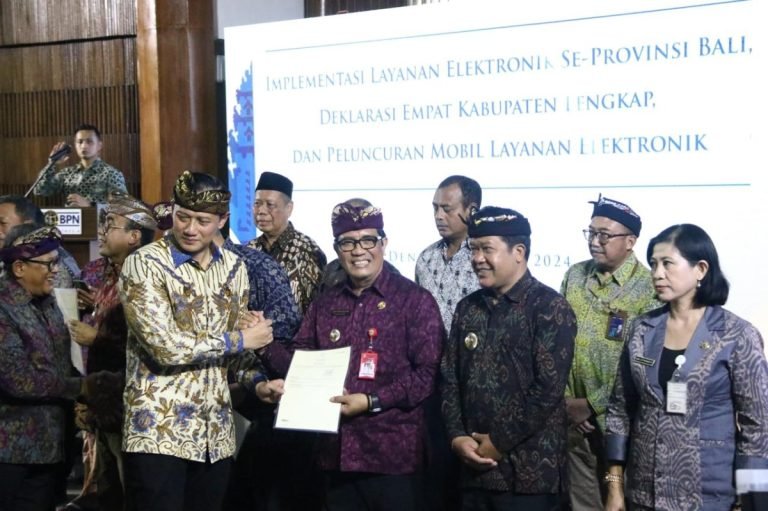 Bupati Tabanan, Dr. I Komang Gede Sanjaya, S.E., M.M., menghadiri kegiatan Implementasi Layanan Elektronik, Deklarasi 4 Kabupaten Lengkap, dan Peluncuran Mobil Layanan Elektronik