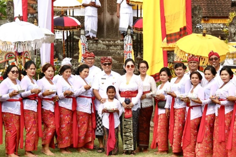 Bupati Tabanan Perkuat Komitmen Lestarikan Budaya Melalui Upacara Pujawali