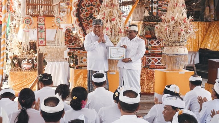 Bupati Tamba Serahkan Hibah Rp 200 Juta pada Karya Ngenteg Linggih di Desa Adat Baler Bale Agung