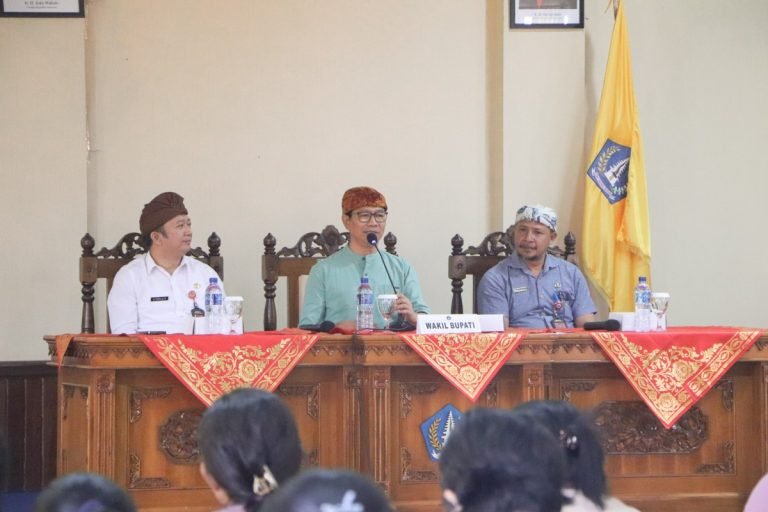 Wabup Ketut Suiasa menghadiri sekaligus membuka acara Sosialisasi Pembentukan Desa Getting To Zero di Kecamatan Mengwi, di Ruang Pertemuan Kantor Camat Mengwi, Kamis (16/5).