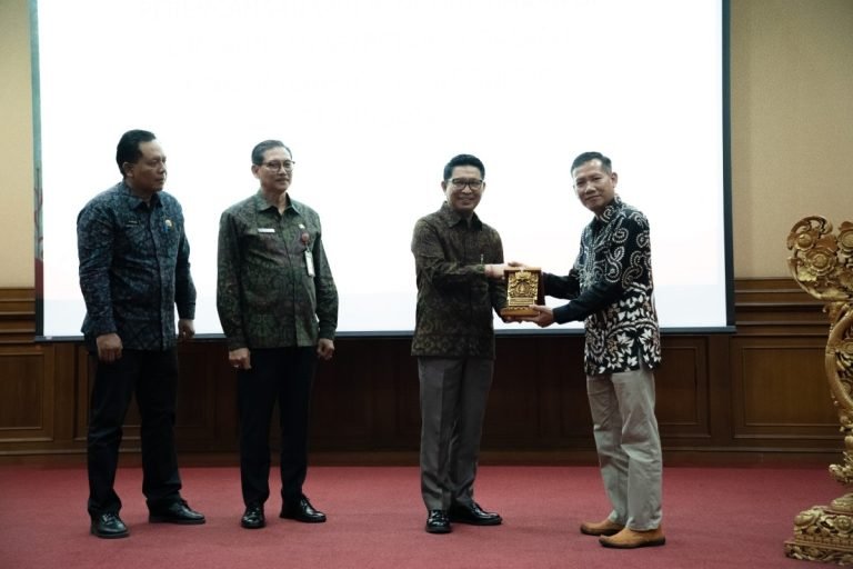 Sekda Badung I Wayan Adi Arnawa membuka FGD Perencanaan dan Penatausahaan Keuangan Lingkup Setda se-Indonesia di Ruang Kertha Gosana, Puspem Badung, Selasa (7/5).