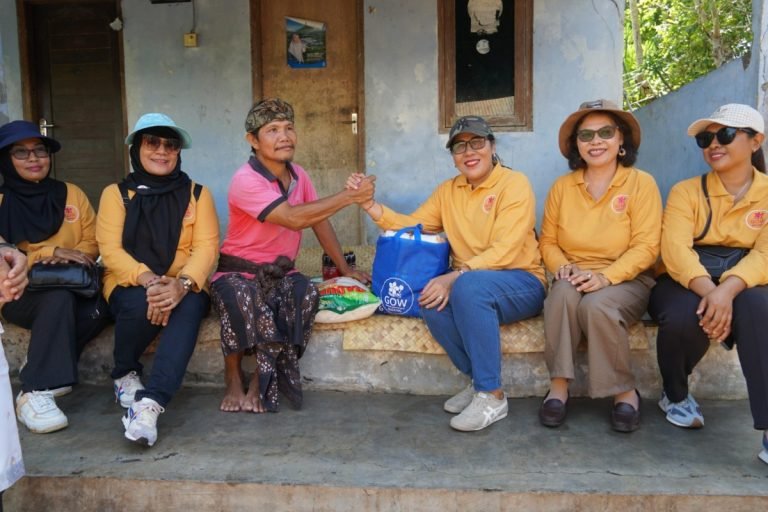 Ketua GOW Kabupaten Badung Nyonya Kristiani Suiasa menyerahkan 10 paket sembako di Kecamatan Kuta Selatan, Sabtu (4/5).