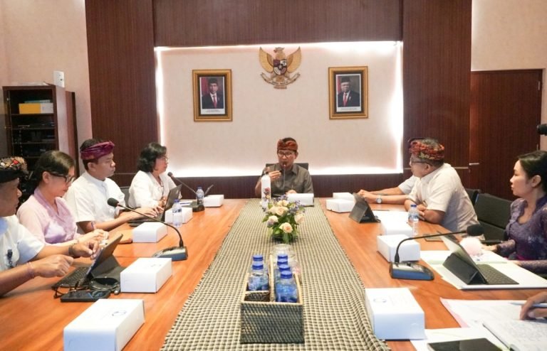 Sekda Badung I Wayan Adi Arnawa melaksanakan rapat High Level Meeting Tim Pengendalian Inflasi Daerah di Ruang Rapat Sekda Puspem Badung, Kamis (17/5).
