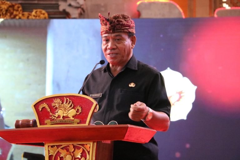 Hadiri Wisuda VIII STAHN Mpu Kuturan, Pj Bupati Buleleng Dorong Pengembangan Pendidikan Karakter Berbasis Agama Hindu