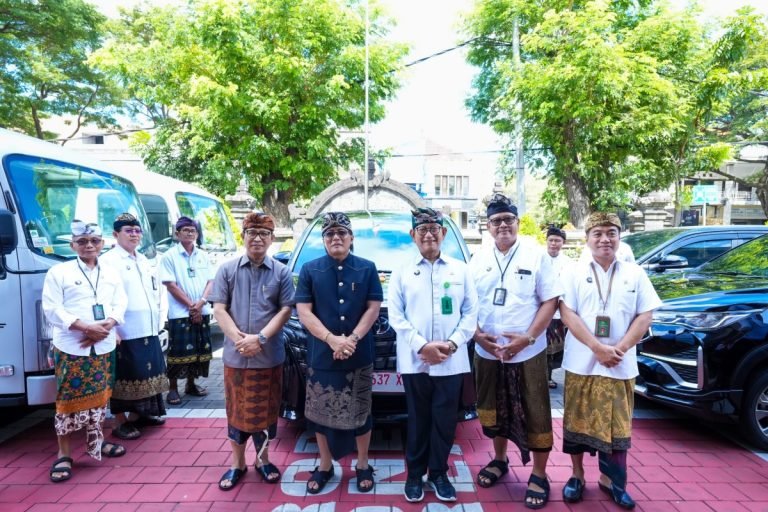 Bupati Nyoman Giri Prasta memberikan hibah kendaraan operasional untuk Pengadilan di Aula Pengadilan Tinggi Denpasar, Kamis (16/5).