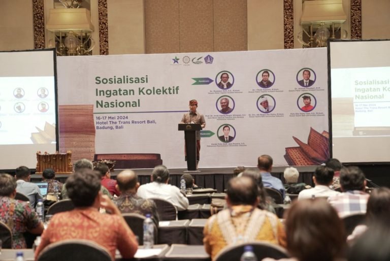 Sekda Wayan Adi Arnawa membuka Sosialisasi Pengarusutamaan Naskah Nusantara sebagai IKON di The Trans Resort Bali, Jalan Sunset Road, Kerobokan, Kuta Utara, Kamis (16/5)