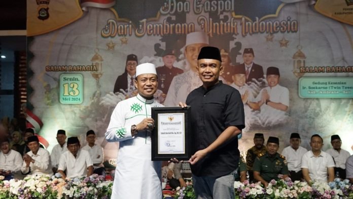 Wakil Bupati IGN Patriana Krisna pad acara Jembrana Bersholawat bersama Ustadz H. Das'ad Latif.