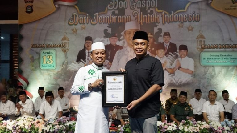Wakil Bupati IGN Patriana Krisna pad acara Jembrana Bersholawat bersama Ustadz H. Das'ad Latif.
