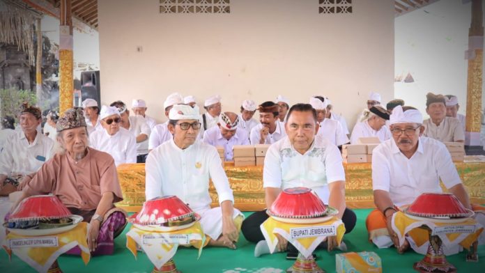 Bupati Jembrana, I Nengah Tamba, hadiri Karya Rsi Yadnya Padiksan Ida Bagus Putu Parwata dan Ida Ayu Kade Tirtawati yang dilaksanakan di Griya Mambal, Banjar Taman, Desa Batuagung, Kecamatan Jembrana, 15 Mei 2024.