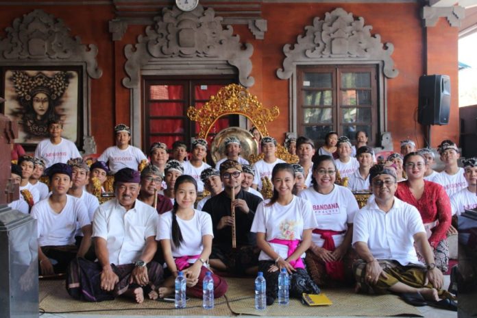 Walikota Denpasar, I Gusti Ngurah Jaya Negara meninjau langsung latihan persiapan Sekehe Gong Sekar Kumara, Banjar Abiannangka Kaja yang digelar di banjar setempat pada Minggu (19/5).