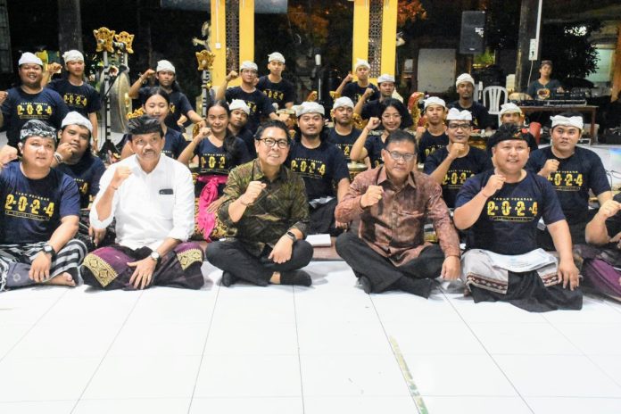 Wakil Wali Kota Denpasar, I Kadek Agus Arya Wibawa, saat menghadiri pelaksanaan pembinaan Taman Penasar Sekehe Sekar Taman Penasar Basugita, Banjar Kedaton, Desa Sumerta Klod, Kecamatan Denpasar Timur, di Balai Banjar Kedaton pada Minggu (19/5).