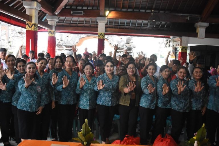 Ketua GOW Ayu Kristi Arya Wibawa saat menutup Posyandu Paripurna Tahun 2024 di Banjar Semawang, Kelurahan Sanur, Kecamatan Denpasar Selatan, pada Senin (20/5).