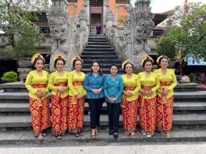 Serangkaian HKG PKK ke-52 Tingkat Provinsi Bali, TP. PKK Kota Denpasar Berpatisipasi Lomba Tari Pendet dan Bernyanyi.